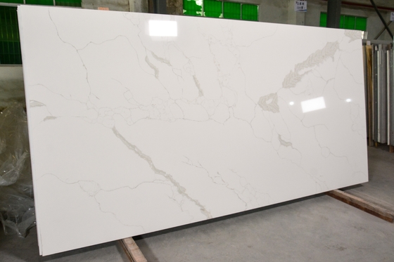 لوح حجر الكوارتز Calacatta باللون الأبيض 3200 X 1600mm 235kg / m3